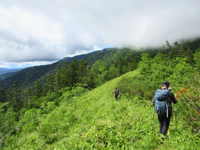 >乗鞍権現社から硫黄岳近くまではアップダウンが続く登山コース様子