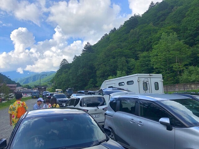 平湯の森の駐車場と混雑具合
