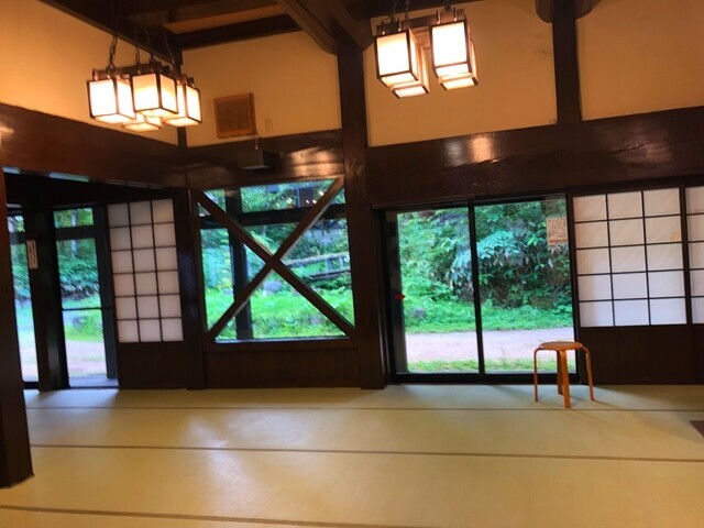 平湯の森日帰り温泉の休憩所の全景