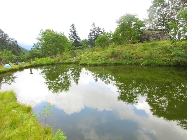 テントから眺める白根御池の景色