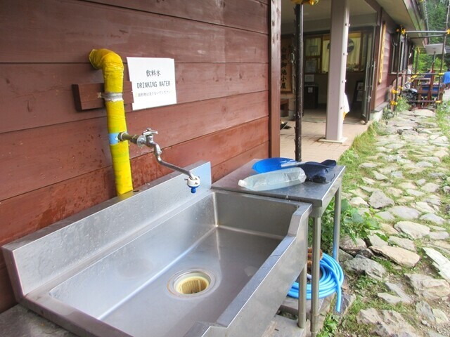 白根御池小屋の水場