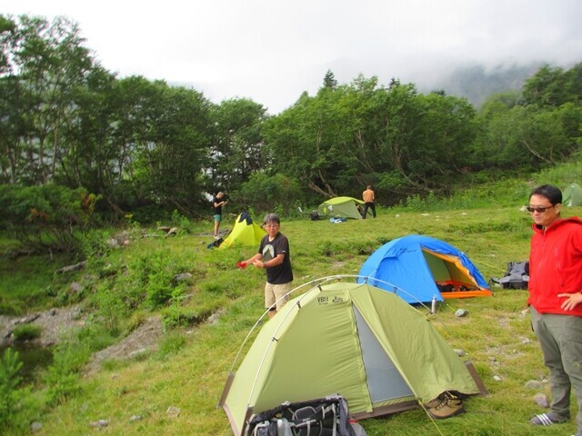 白根御池小屋のテント場で登山仲間と合流の様子