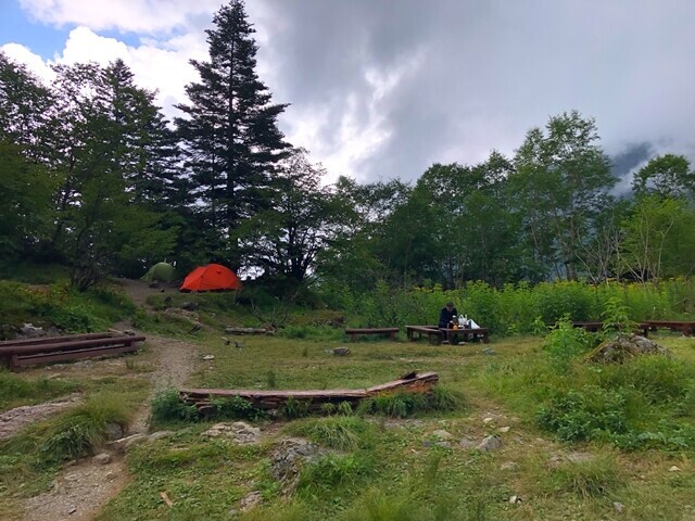 白根御池小屋のテント場のベンチと机