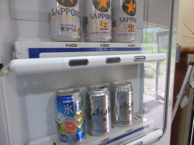 白根御池小屋のお酒の自動販売機と値段
