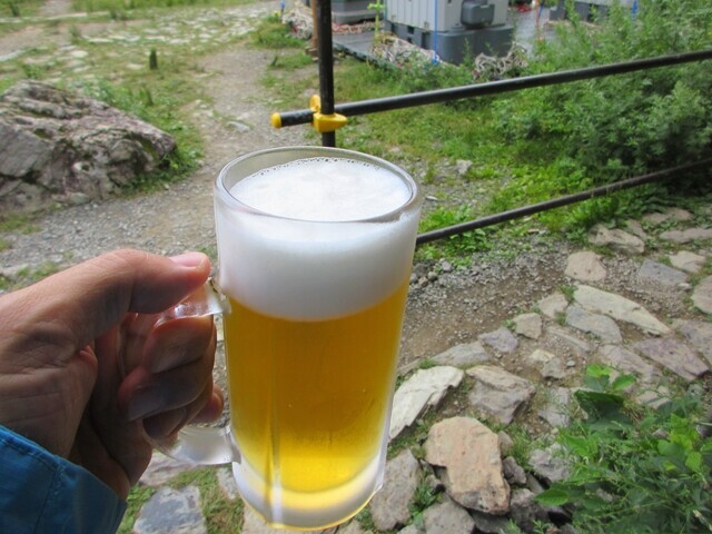 白根御池小屋で購入した生ビール