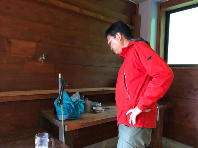 白根御池小屋で食事の準備をする登山者