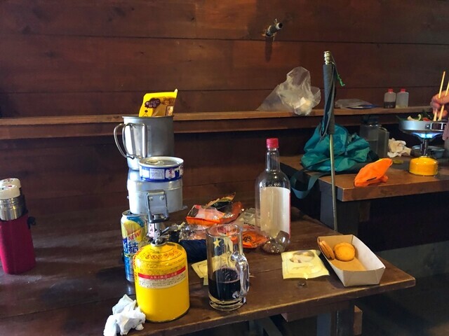 白根御池小屋で米を炊いている様子