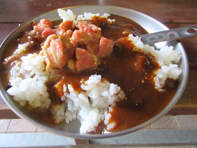 白根御池小屋で作ったカレーライス