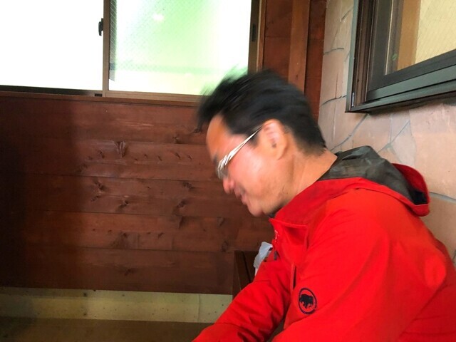 テント場で調理した様子と登山者