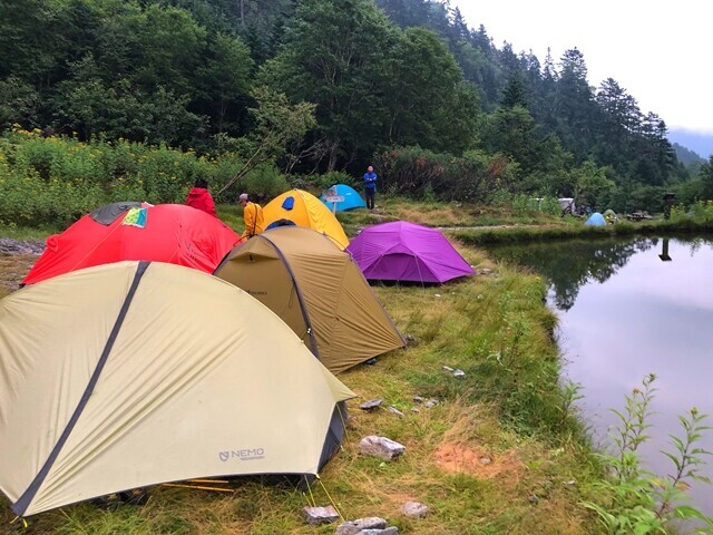 白根御池周辺のテント場は人気があり混雑していた