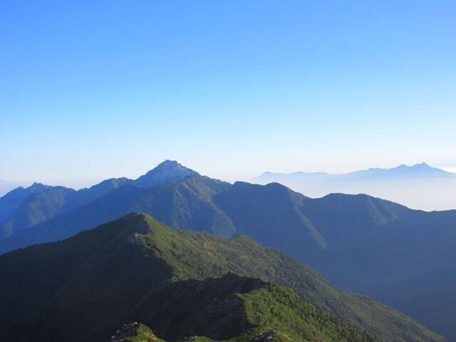 小太郎山と、その中央奥に鎮座するのが甲斐駒ヶ岳遠望の景色