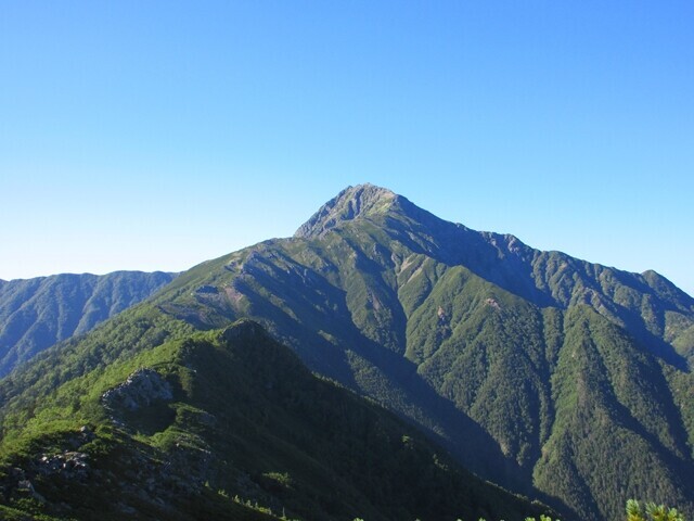 小太郎山の山頂からの北岳の景色