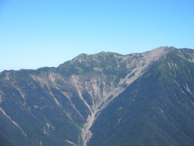 小太郎山の山頂からの仙丈ヶ岳景色