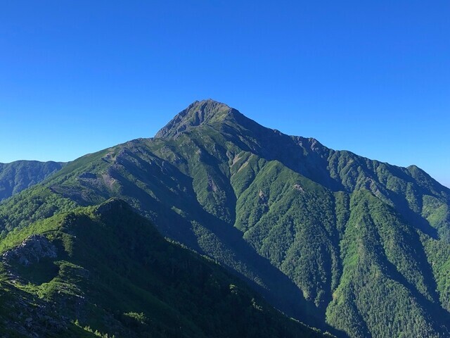 北岳から延びる小太郎山尾根の景色