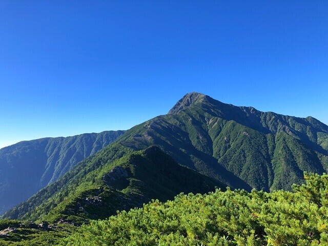 小太郎山の山頂から北岳の山頂を目指して登山スタートの様子
