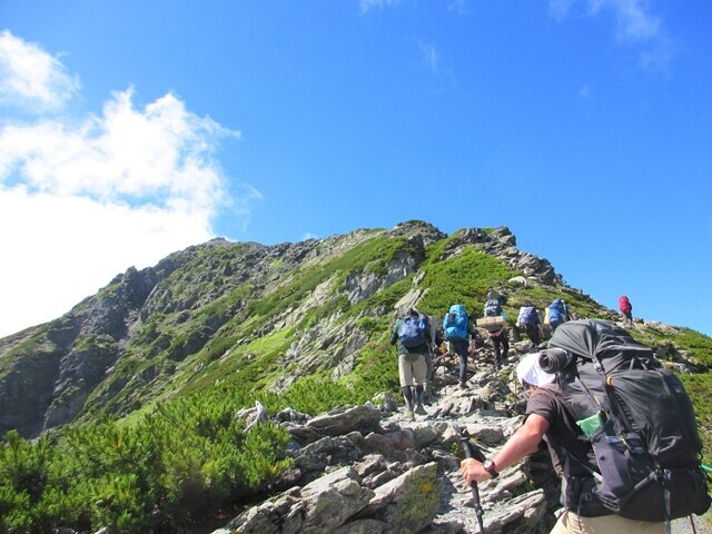 北岳の山頂を目指して登山再開の様子