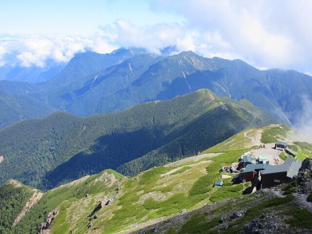 北岳の登山道から見る北岳肩の小屋と小太郎山、鳳凰三山の景色