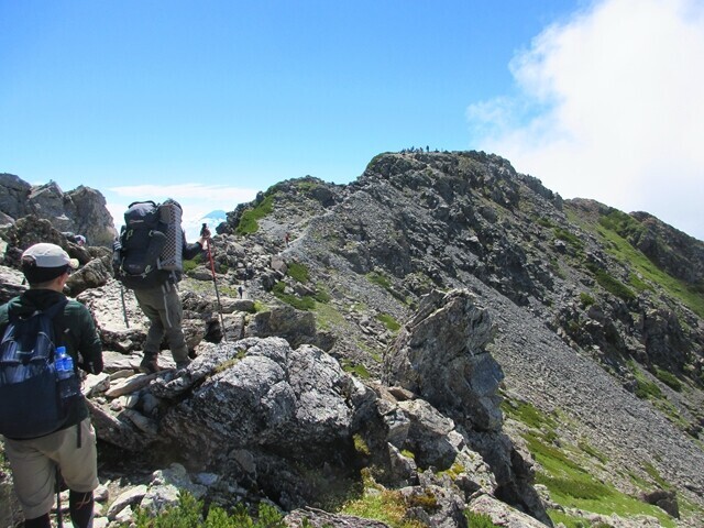 北岳の山頂が見えてきた様子