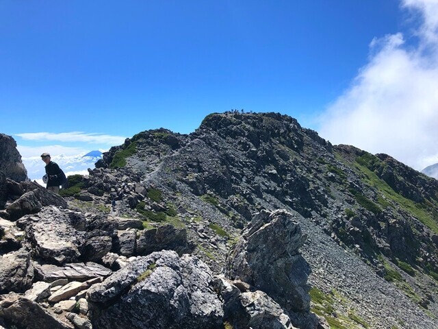 登山仲間と北岳のコラボ