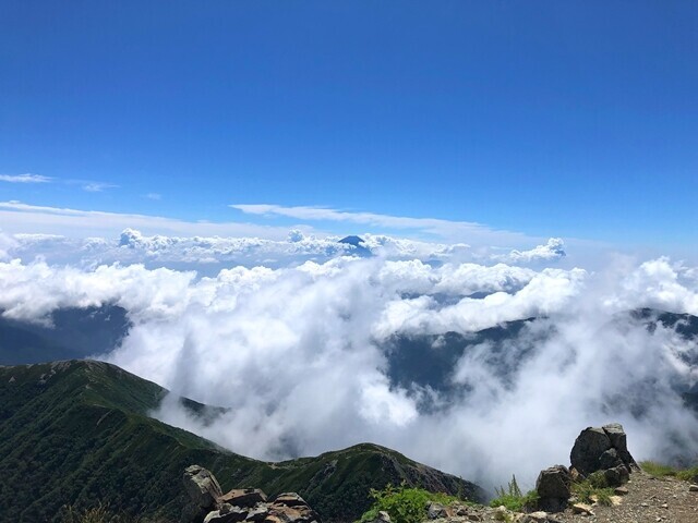 北岳の山頂からの富士山方面の景色