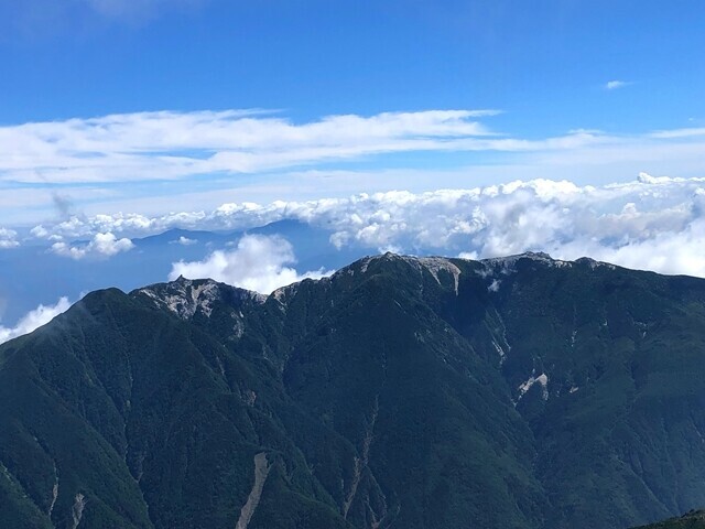 北岳山頂から見る鳳凰三山景色