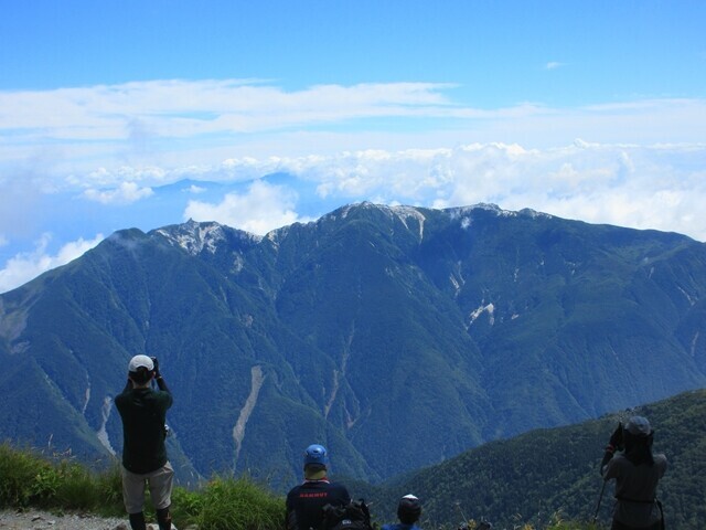 北岳の登山者と鳳凰三山の景色