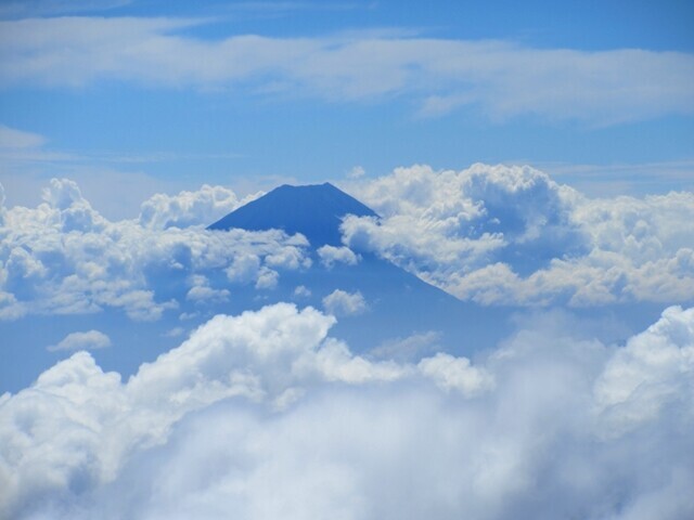 北岳の山頂から見る富士山の山頂