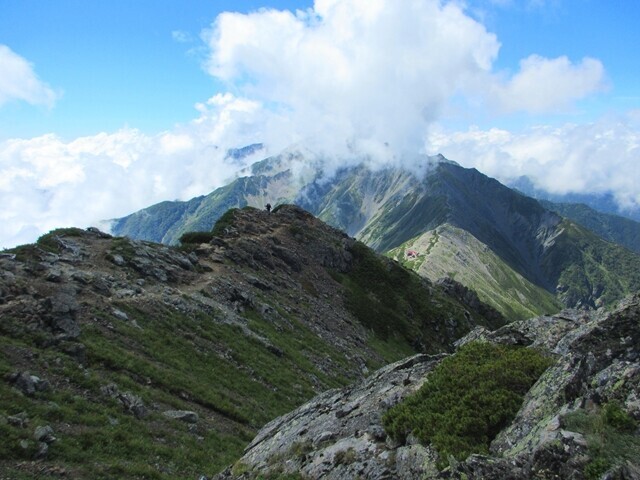 これから目指す北岳山荘、間ノ岳方面景色