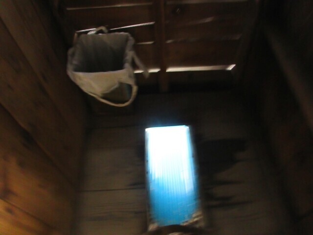 農鳥小屋のトイレは垂れ流し