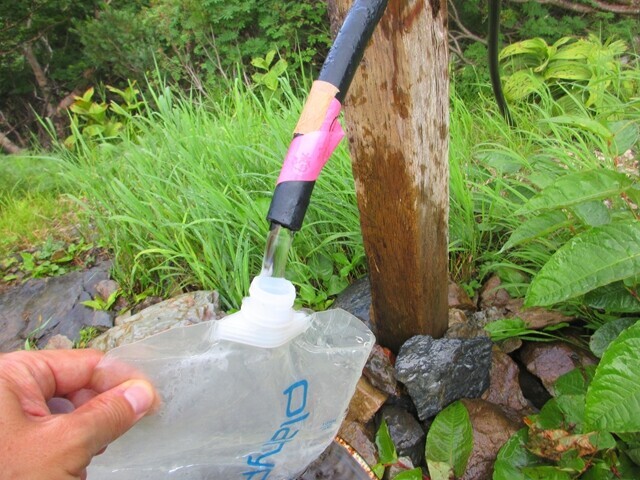 農鳥小屋の水場と水量