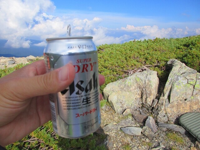 農鳥小屋のテント場で設営が完了した状態