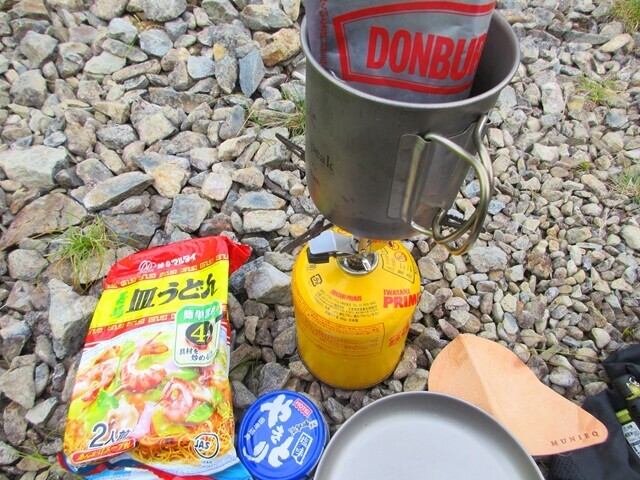 農鳥小屋のテント場で山飯調理の様子