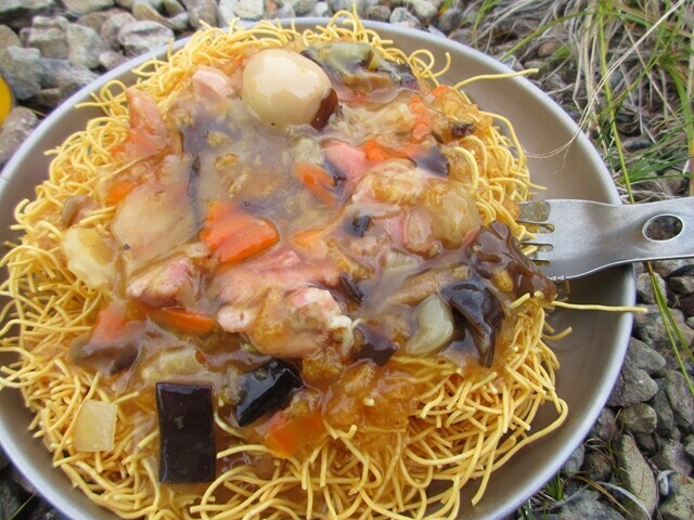 、皿うどんの上に焼き鳥缶詰とレトルト中華丼をかけた山飯