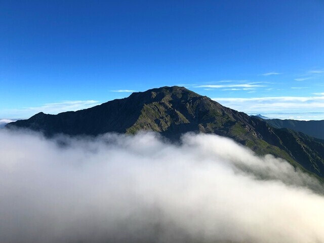 農鳥小屋と間ノ岳の間の滝雲