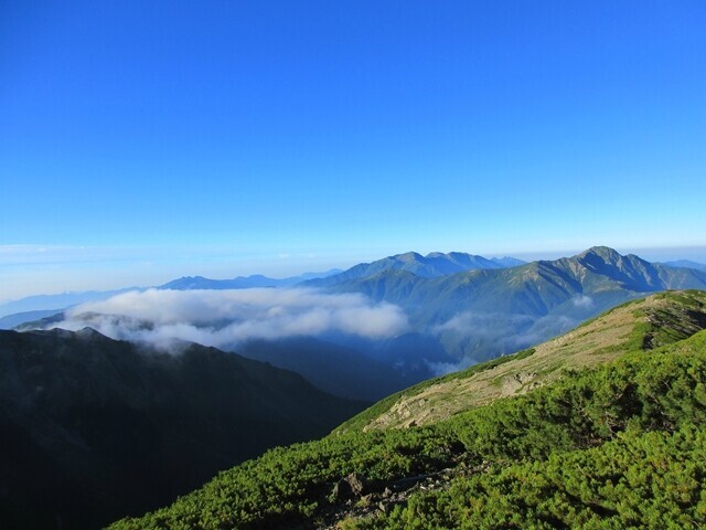 農鳥岳からの南アルプスの景色