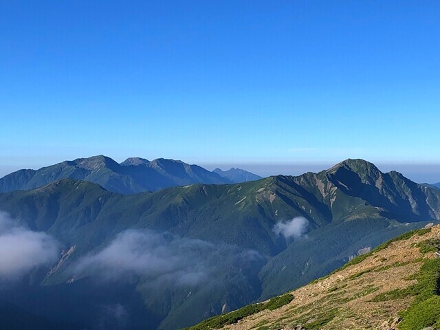 農鳥岳から見る塩見岳と荒川三山の景色