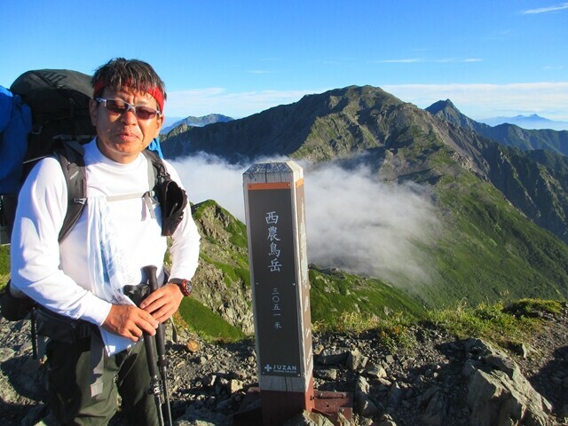 西農鳥岳の山頂と登山者