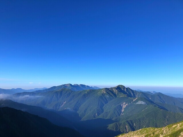 西農鳥岳から農鳥岳を目指して登山スタートの様子