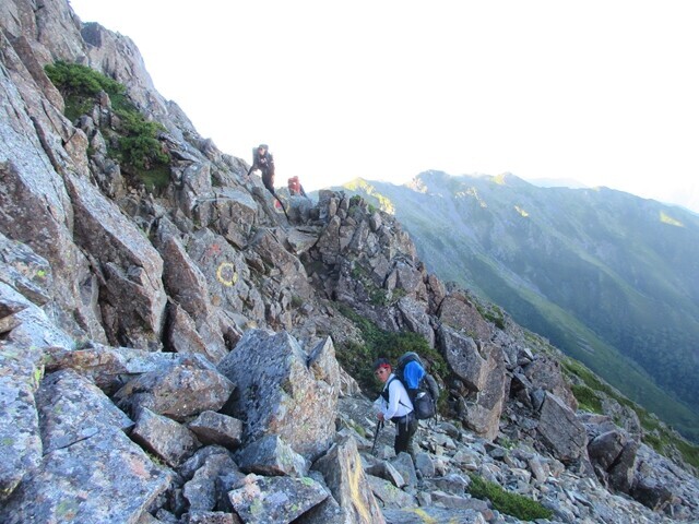 西農鳥岳から農鳥岳への登山コースのペンキマークの様子