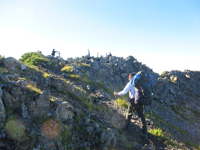 農鳥岳の山頂