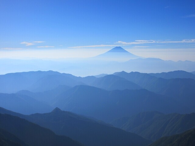 農鳥岳山頂からの富士山方面の景色