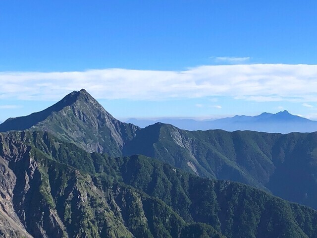 農鳥岳の山頂から見る北岳と八ヶ岳の景色