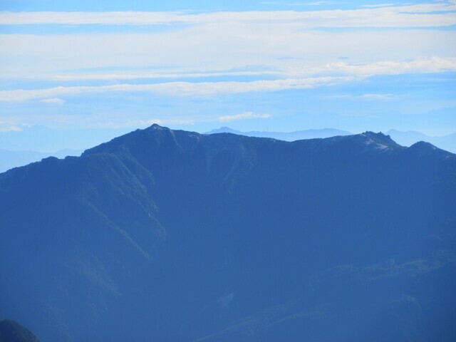 農鳥岳山頂からの鳳凰三山の景色