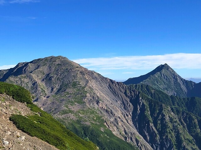 農鳥岳から見る間ノ岳と北岳の景色