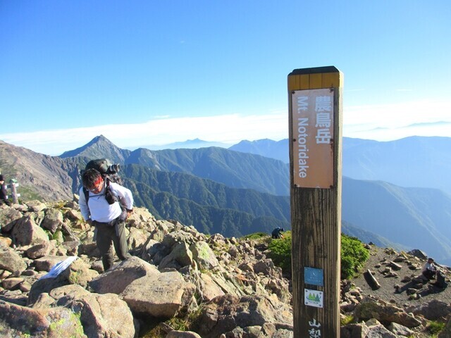 農鳥岳から下山して大門沢小屋を目指して登山スタートの様子