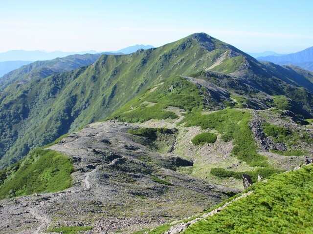 広河内岳と大門沢降下点方面の景色