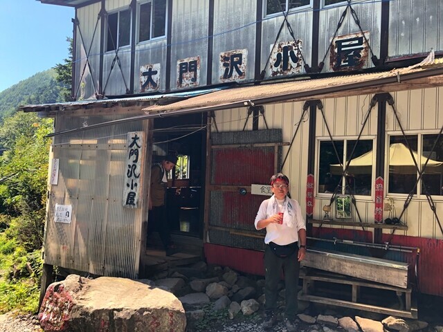 大門沢小屋と登山者