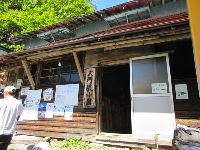 大門沢小屋の冬季避難小屋の建物