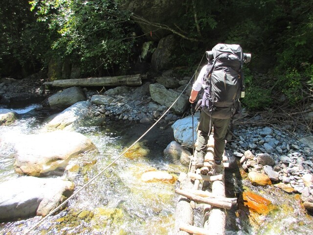 大門沢小屋から奈良田への登山道の橋