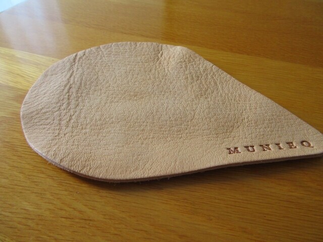 MUNIEQのレザーパッドを使ってレビュー開始の様子